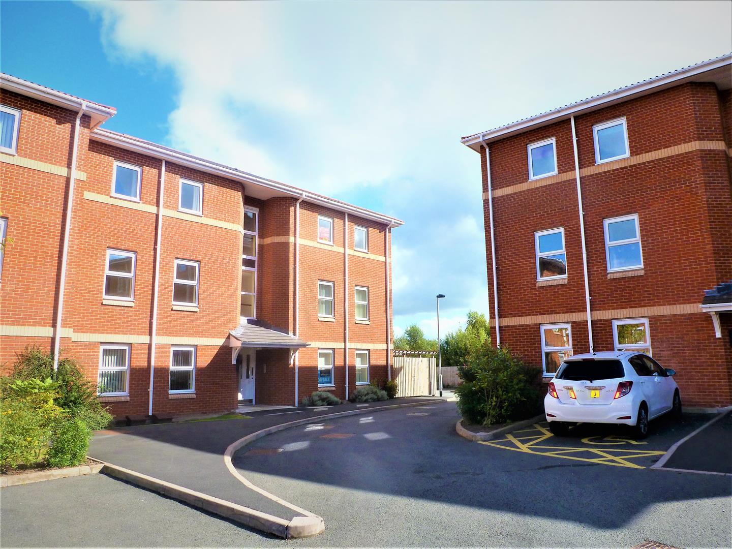 2 Bedroom Property For Sale in Wrexham £100,000